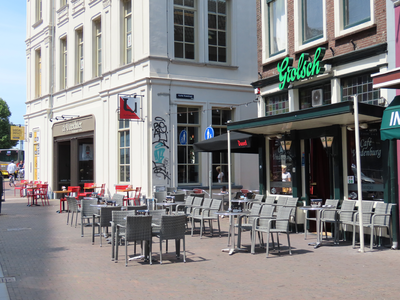 850177 Gezicht op de terrassen van Café Vredenburg (Vredenburg 39) en Stadsbrasserie de Utrechter (Vredenburg 40) te ...
